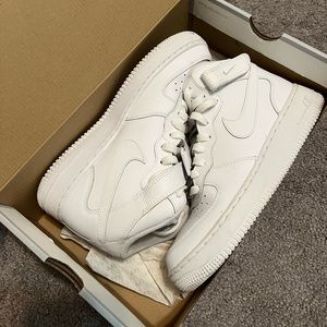 Air Force 1 MID (GS) 7Y, however they fit me as a 8 W.